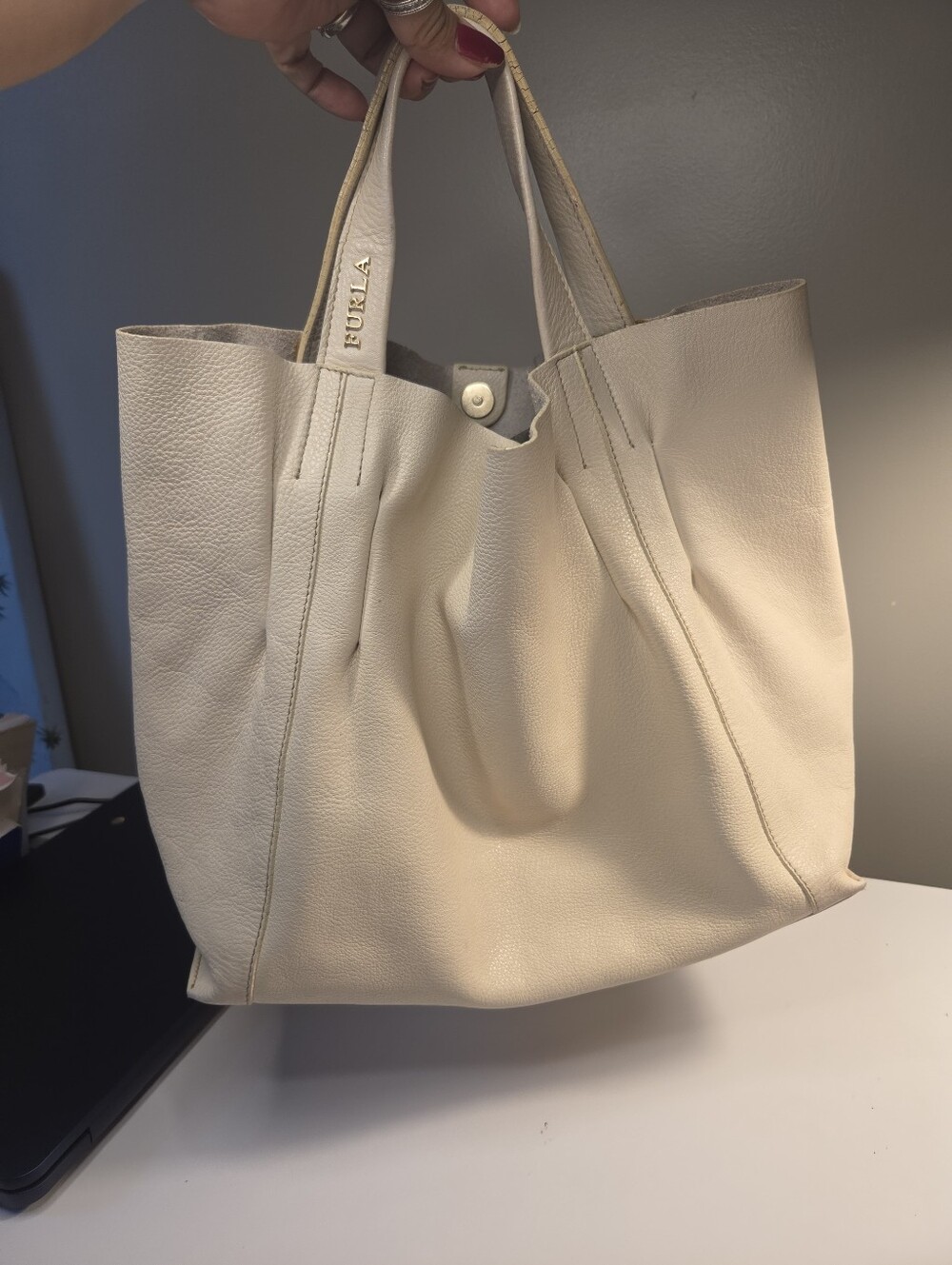 Furla leather tote bag, featuring a slouchy silhouette crafted ivory authentic